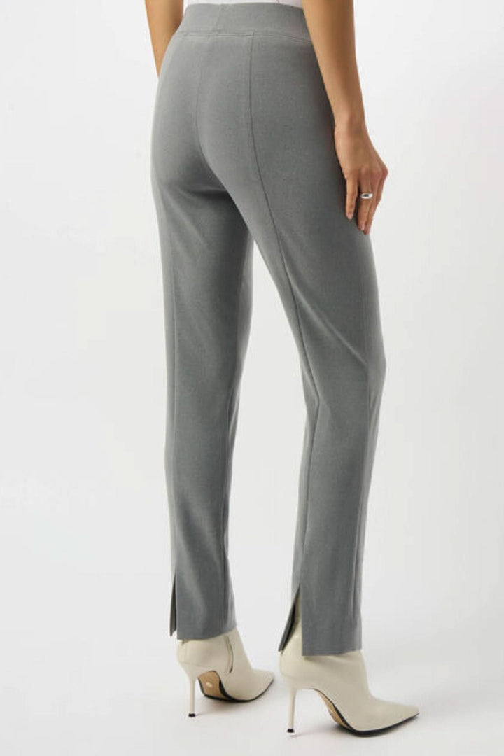 Pantalon droit gris mélangé avec taille élastique, coupe ajustée et fentes, style chic décontracté.