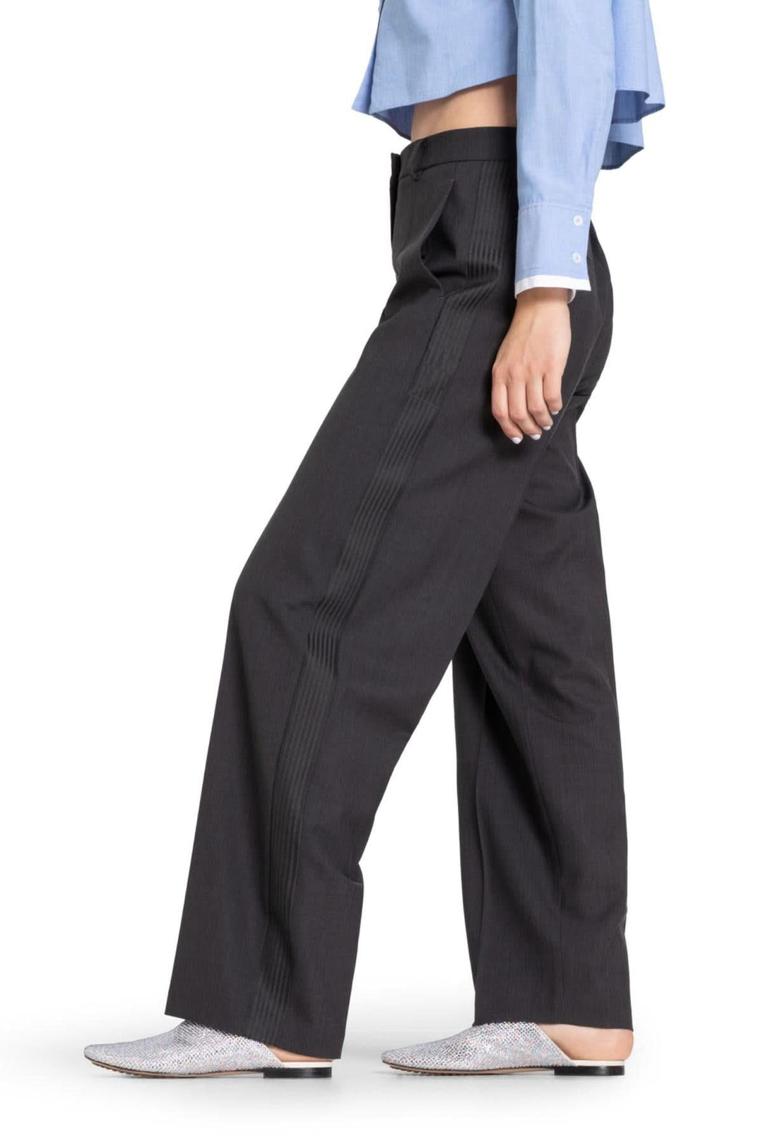 Pantalon Glam Slouch avec jambe large et détail rayé, porté avec un haut bleu, pour un look élégant et confortable.