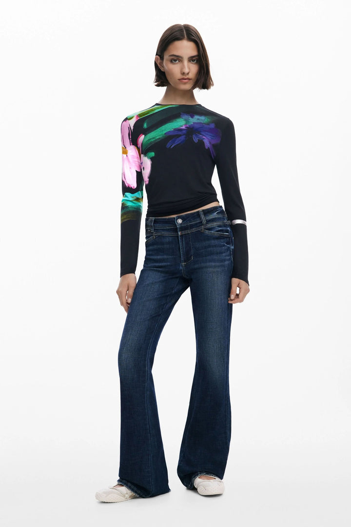 T-shirt floral à manches longues associé à un jean, idéal pour un look raffiné et structuré.