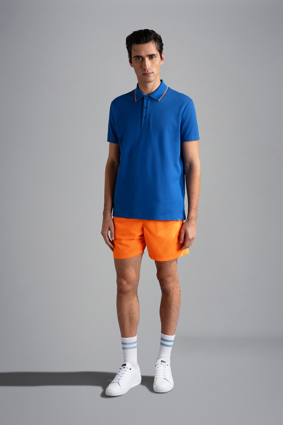 Polo avec détails orangés