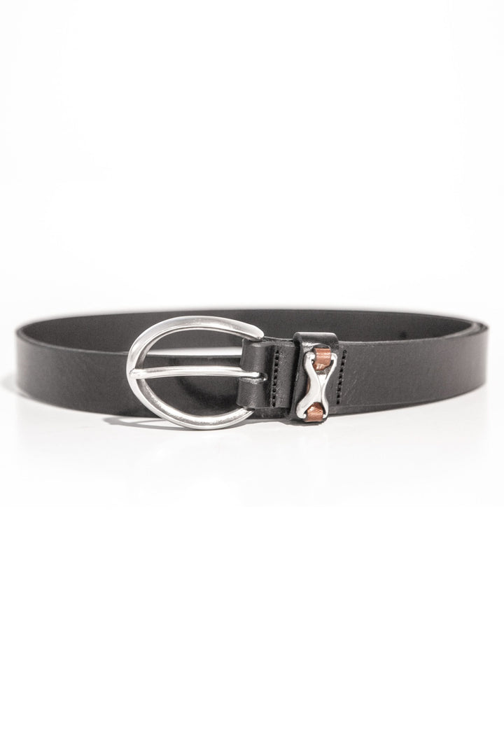 Ceinture noire en cuir avec boucle métallique et détail élégant, idéale pour toutes les tenues.