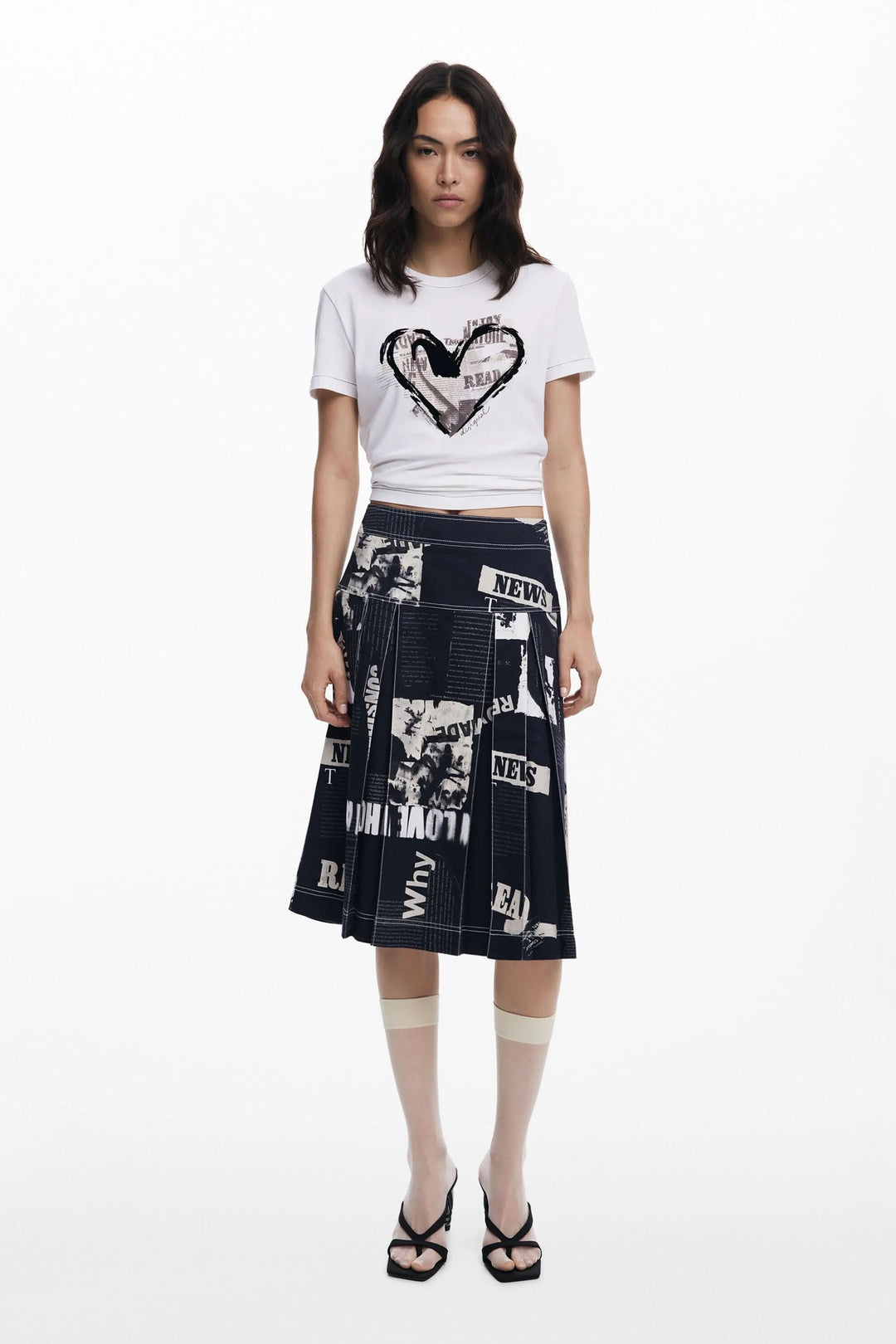T-shirt imprimé de cœur avec jupe graphique, style moderne et engagé, look cool et chic.