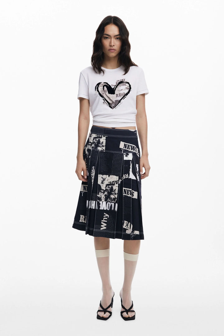 T-shirt imprimé de cœur avec jupe graphique, style moderne et engagé, look cool et chic.
