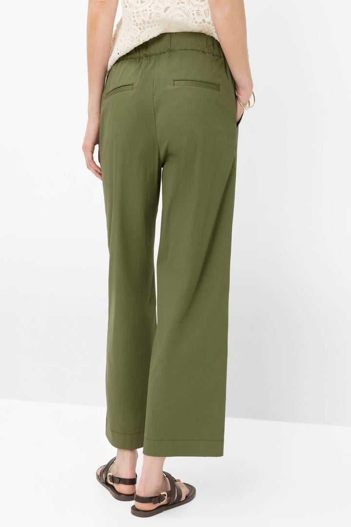 Vue côté pantalon ample à taille élastique Brax pour femme beige avec détails plis - Valérie Simon