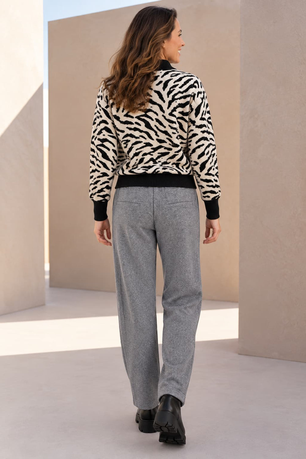 Women's relaxed wide-leg pants kennys