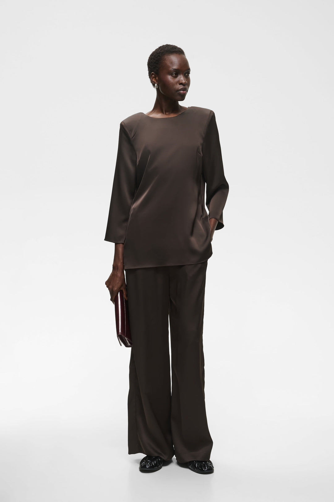 Pantalon habillé olive satiné à jambe large vue de face pour femme Inwear