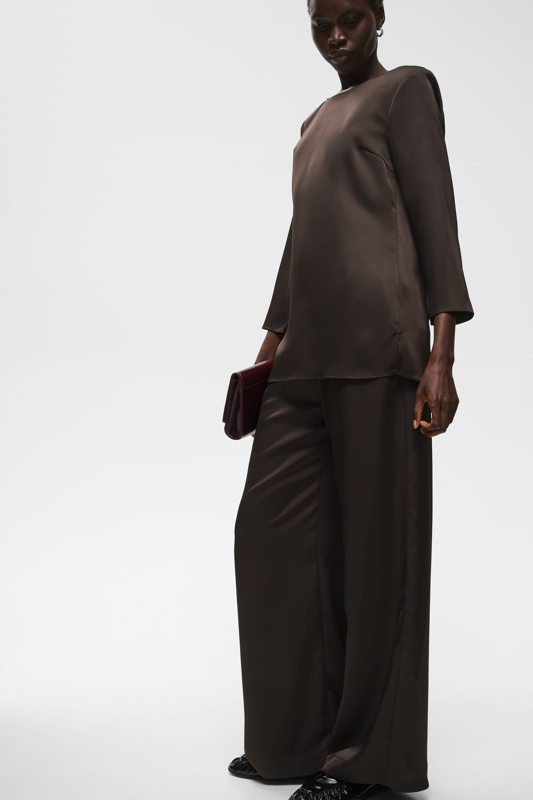 Pantalon habillé olive satiné à jambe large vue de face pour femme Inwear