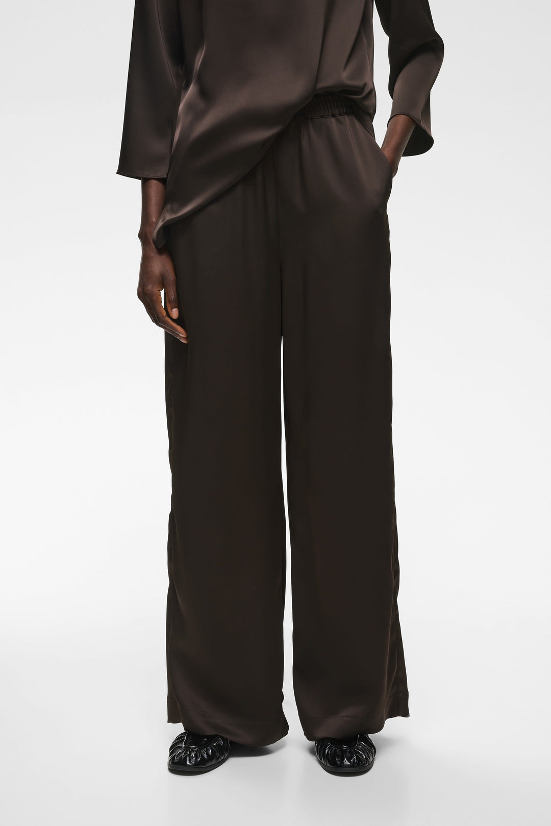 Pantalon habillé olive satiné à jambe large vue de face pour femme Inwear