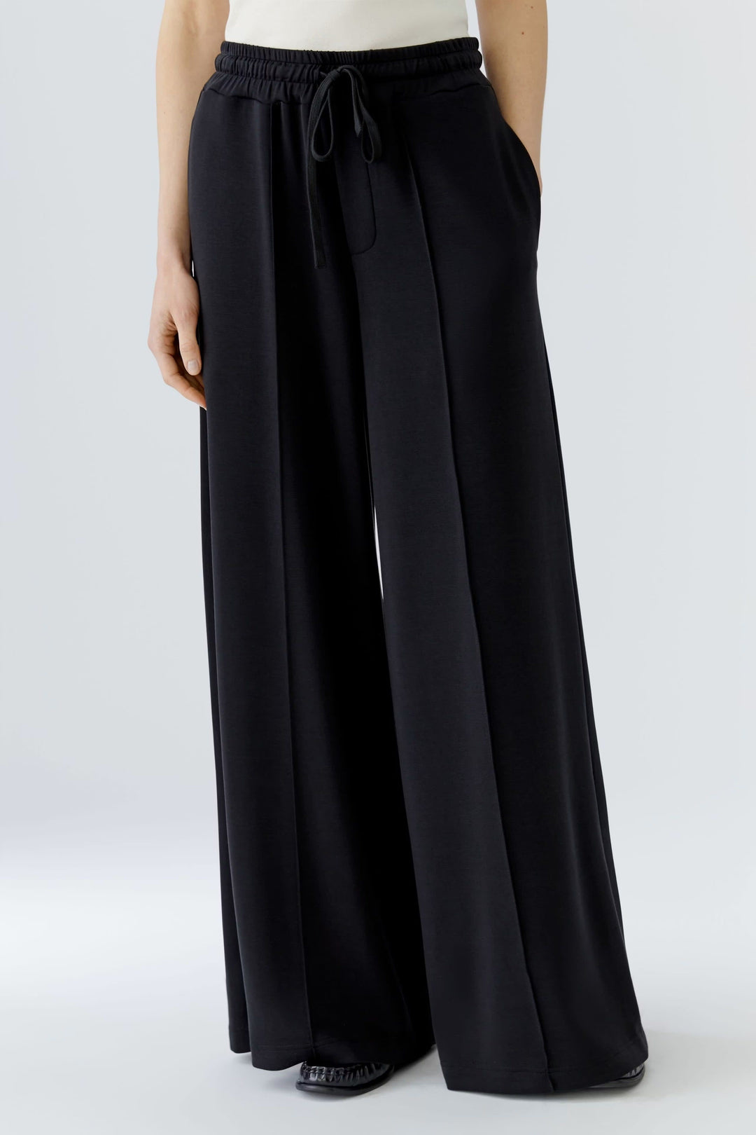 Vue de côté pantalon large noir taille élastique Oui pour femme - Valérie Simon