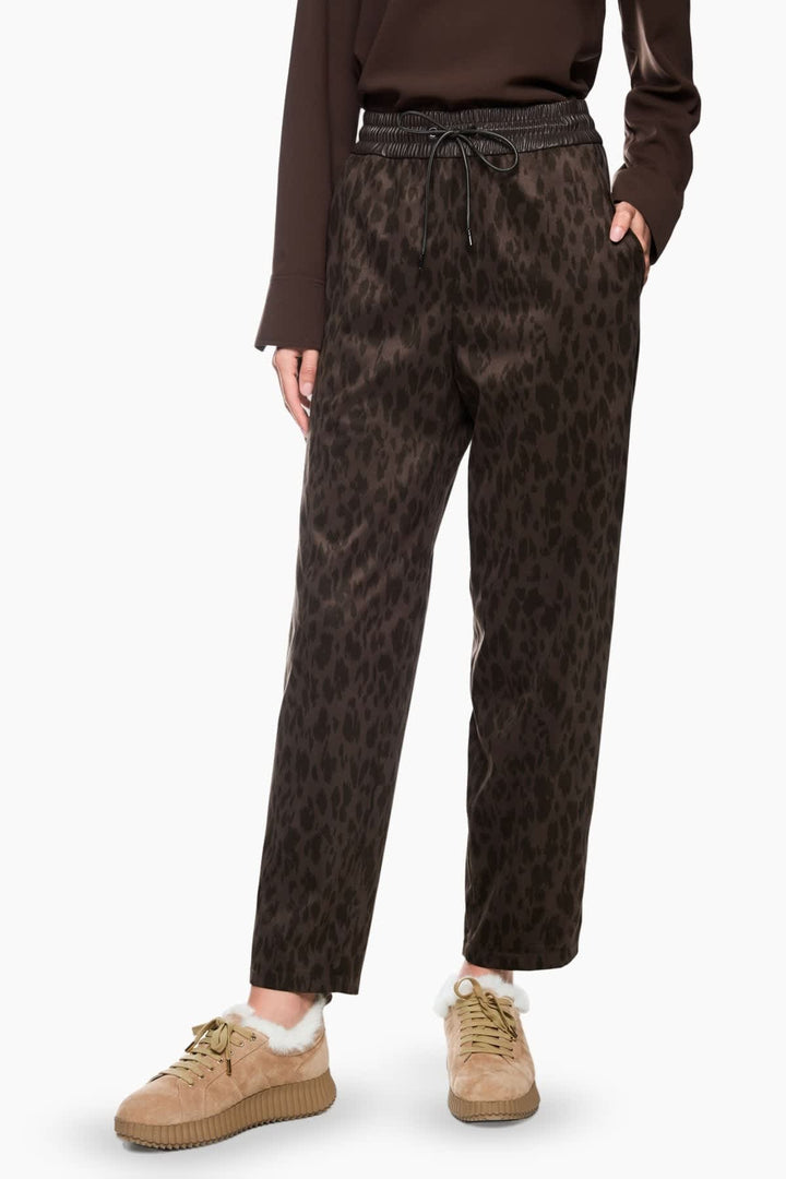 Pantalon Ranchi léopard beige et noir à taille élastique vue de face pour femme Marc Cain