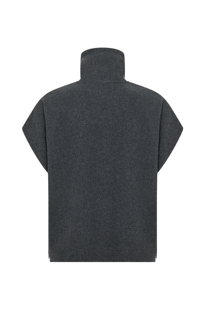 Veste sans manches grise avec col montant et coupe moderne, idéale pour des superpositions élégantes en automne.