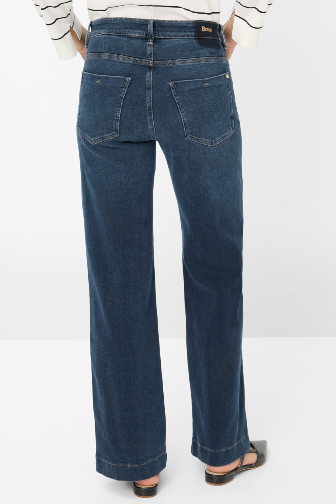 Jean évasé à taille mi-haute avec effet délavé et poches, idéal pour un look confortable et tendance.