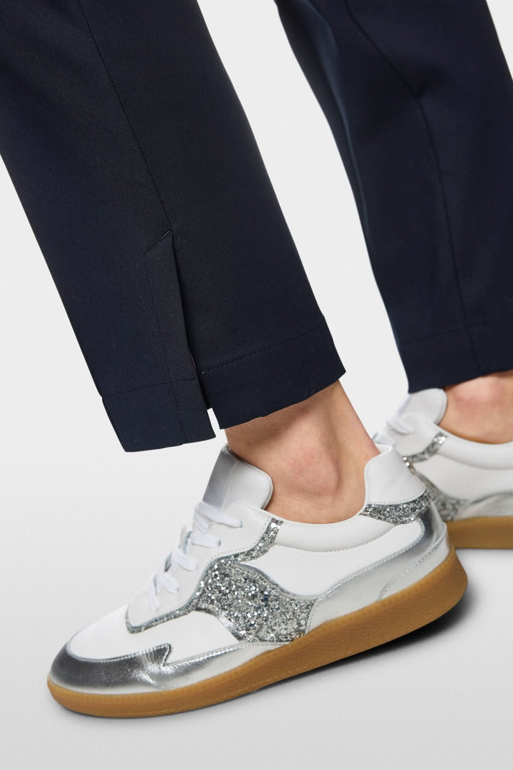 Pantalon SYDNEY élégant avec sneakers blanches et brillantes, idéal pour un look professionnel moderne.