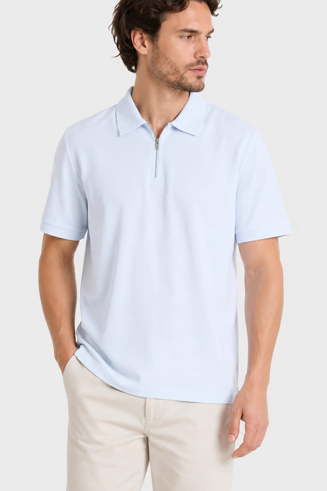 Vue de face polo à demi-glissière Fradi pour homme blanc avec col distinctif - Valérie Simon