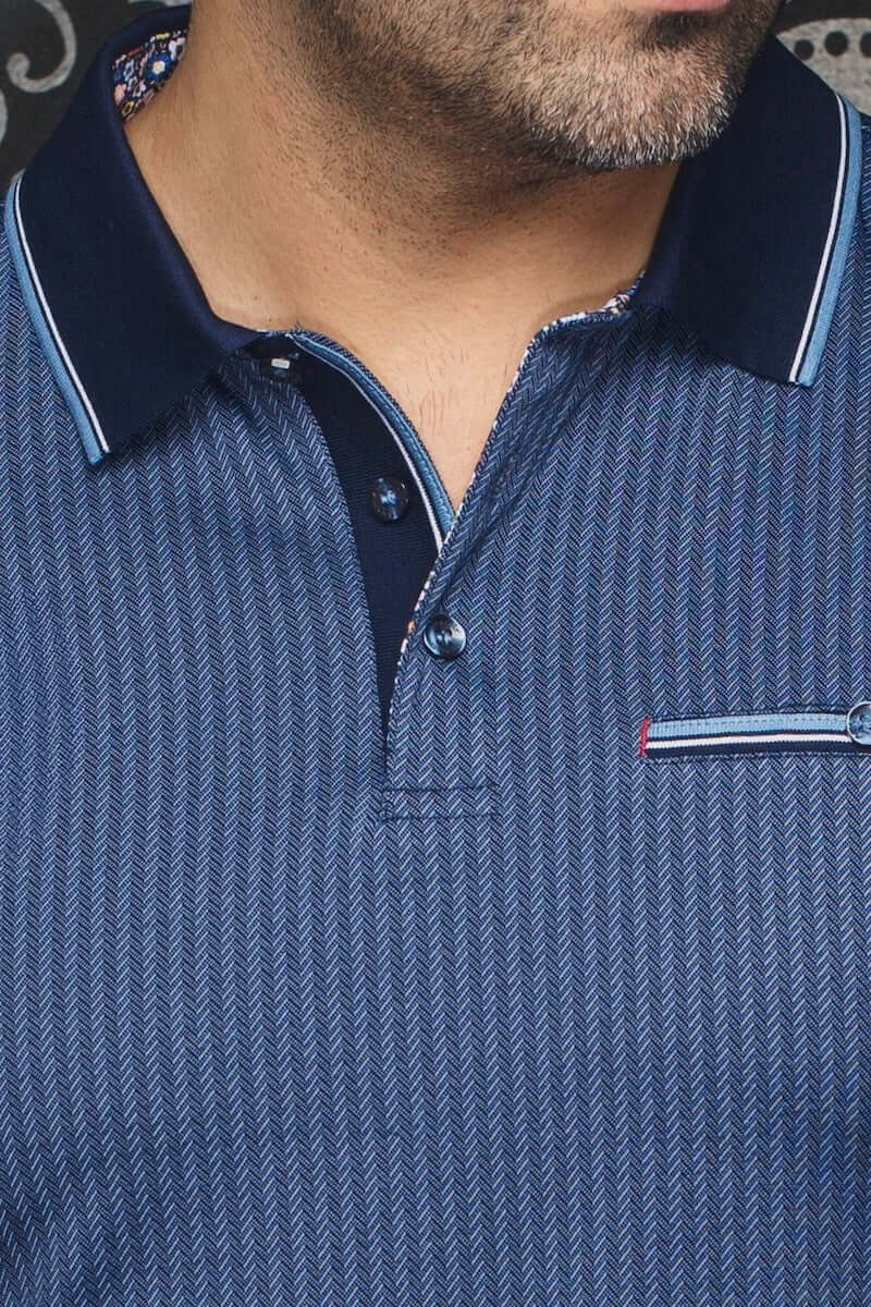Polo Mayberry avec motif chevron subtil et détails contrastants élégants, idéal pour le bureau ou les sorties.