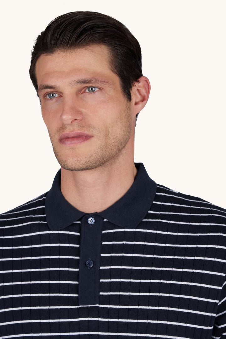 Vue de face polo rayé Paul and Shark pour homme bleu avec détail logo poitrine - Valérie Simon