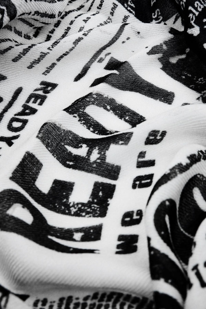 Foulard léger with black and white collage print, featuring artistic typography for a stylish look.