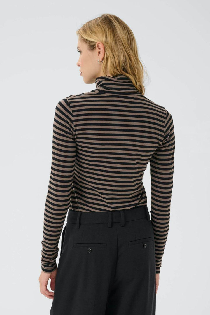 Femme portant un col roulé Efinas rayé, manches longues, coupe ajustée, design élégant et sobre. Décris moi le produit en français.