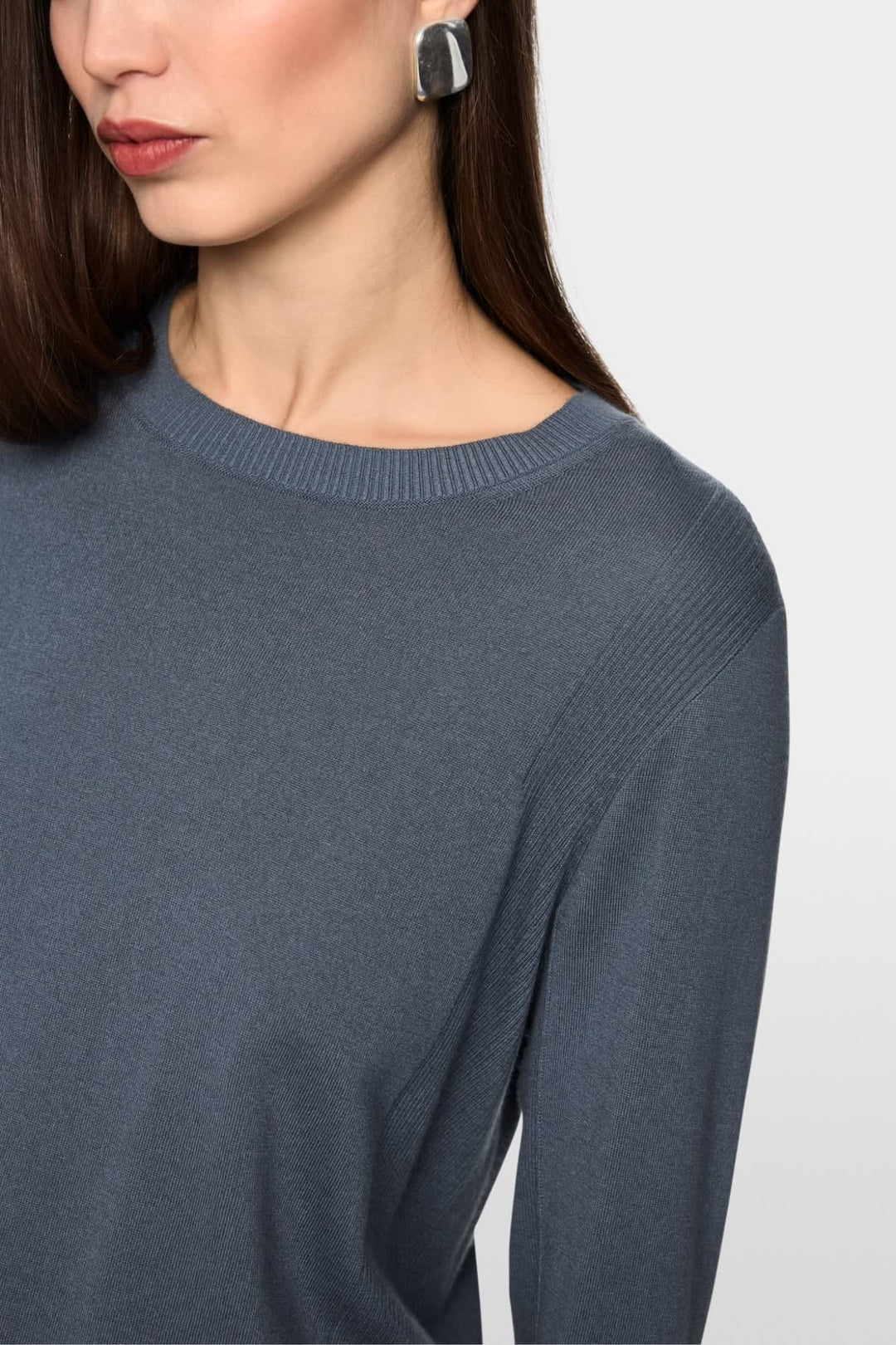 Vue de côté pull léger Marc Cain pour femme gris avec détail broderie au dos - Valérie Simon