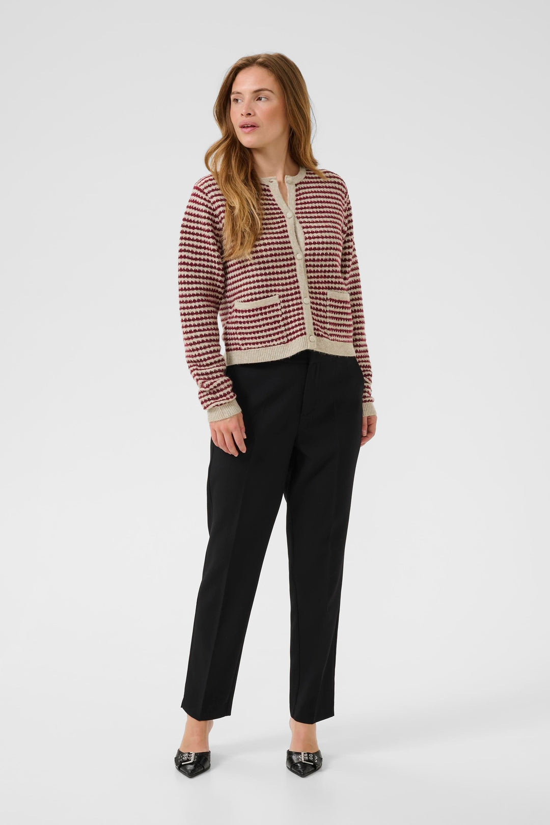 Cardigan Ellery à rayures avec poches avant, modèle portant un cardigan en maille à rayures avec poches plaquées et patte de boutonnage.