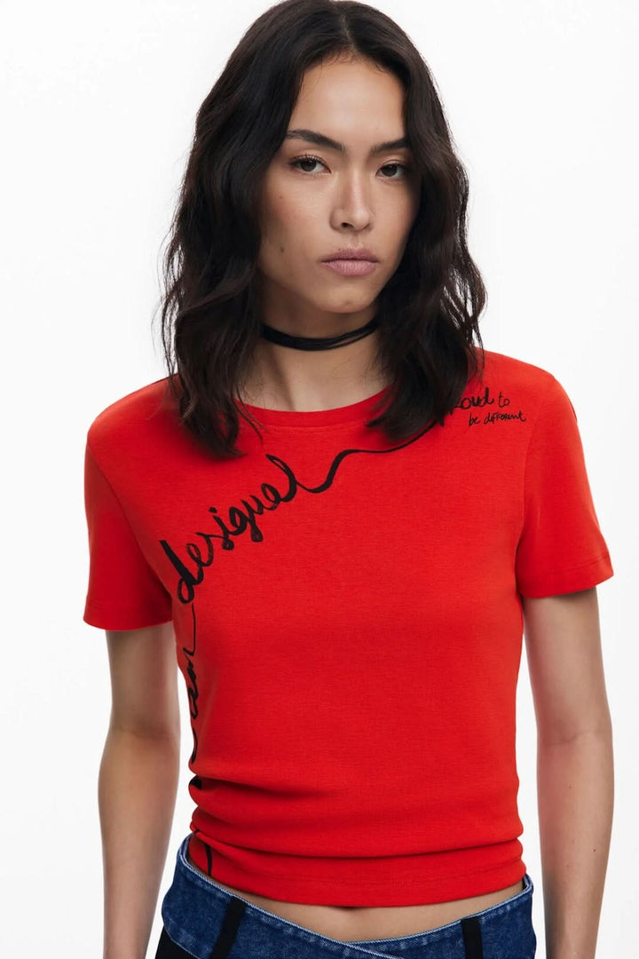 T-shirt illustré à manches courtes rouge avec inscription 'Proud to be different', coupe près du corps.