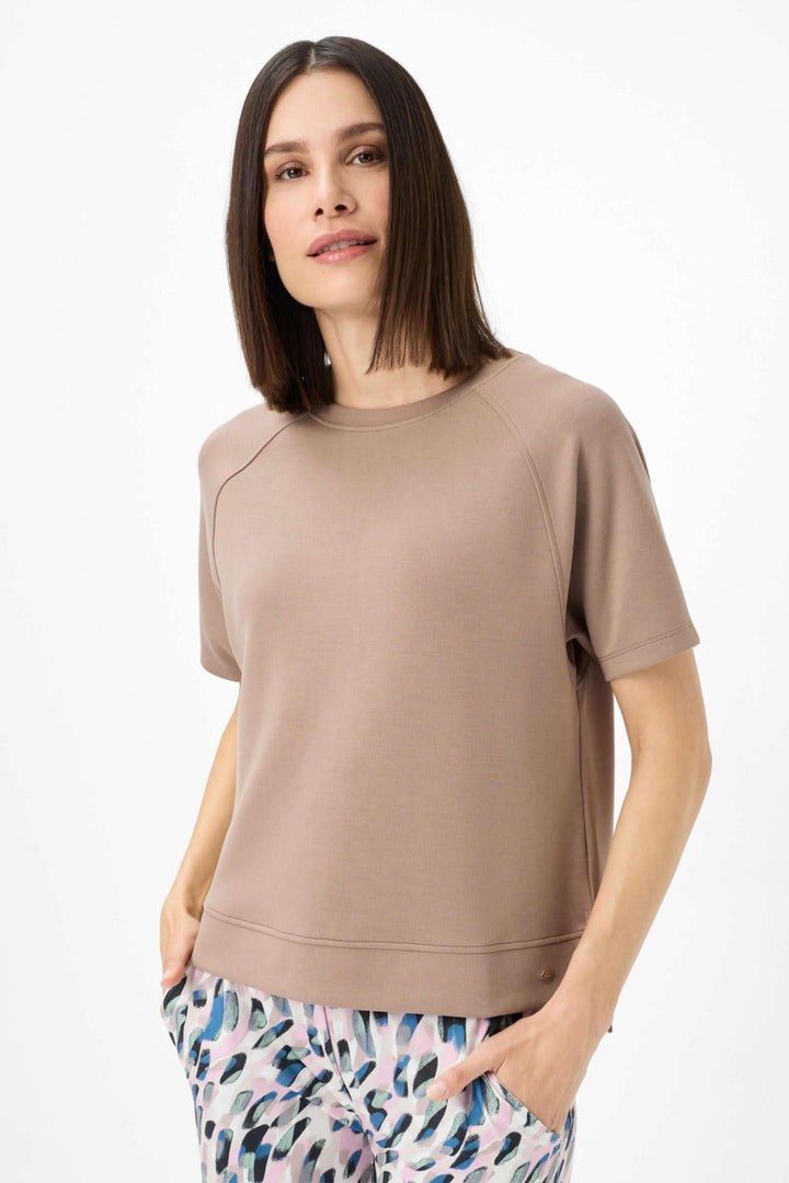 Sweatshirt moderne oversized à manches courtes en couleur beige, porté avec un pantalon imprimé.