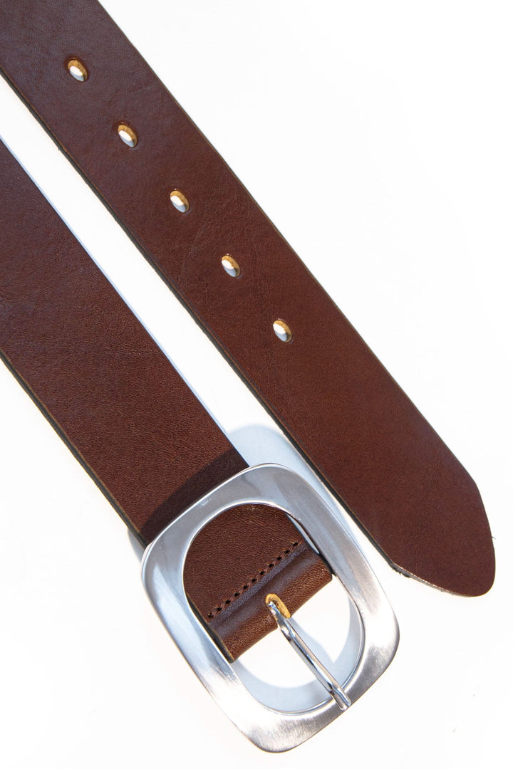 Ceinture large en cuir marron avec boucle argentée, idéale pour accessoriser vos tenues.