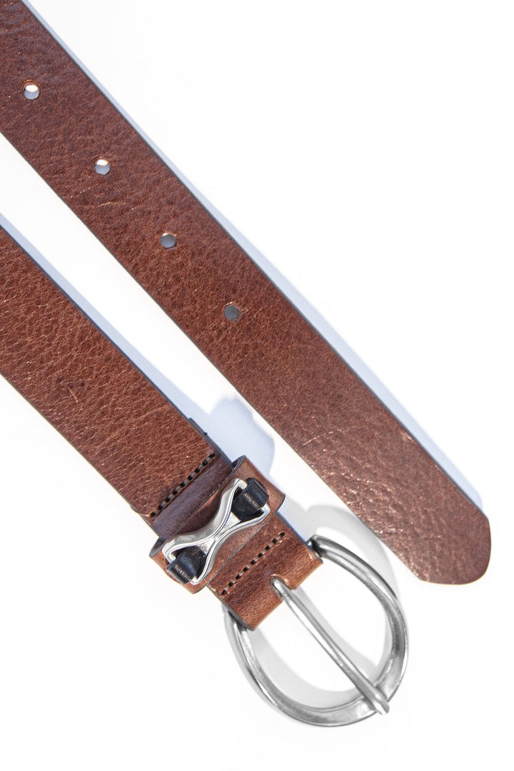 Ceinture en cuir marron avec boucle détaillée, parfaite pour toutes les tenues, mesures 96 cm de longueur.