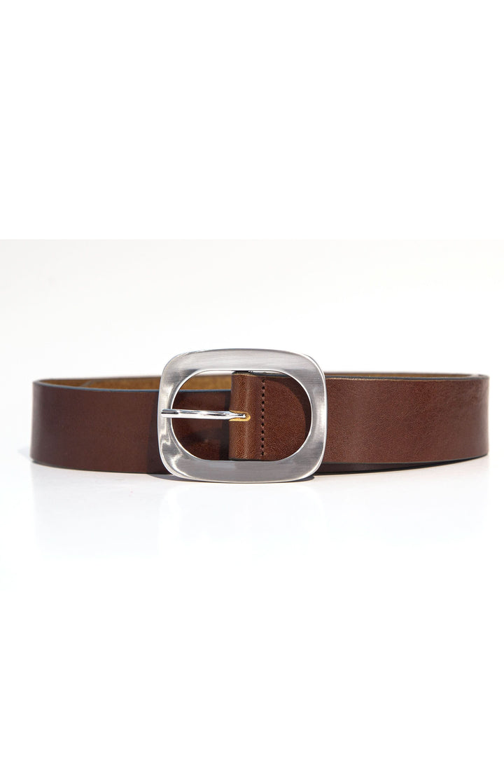 Ceinture grande en cuir marron avec large boucle argentée, idéale pour habiller une robe chemise ou un veston.