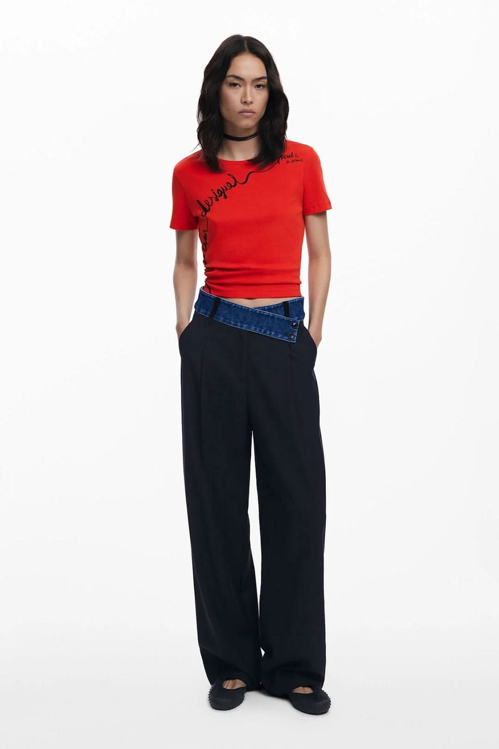 T-shirt à manches courtes rouge avec inscription contrastante et pantalon large, style décontracté et moderne.