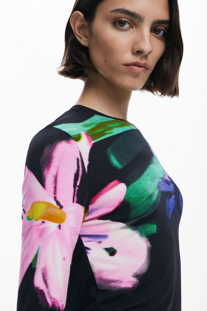 T-shirt à manches longues avec un imprimé floral éclatant sur fond sombre, tenue féminine élégante.