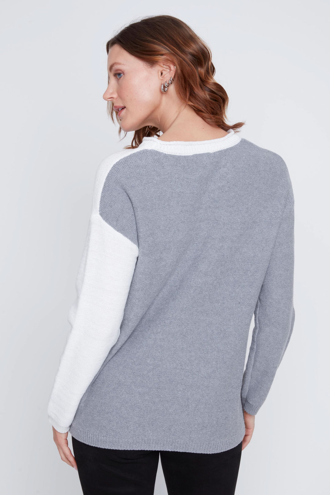 Chandail à manches longues en dégradé gris et blanc, offrant une coupe droite moderne et confortable.