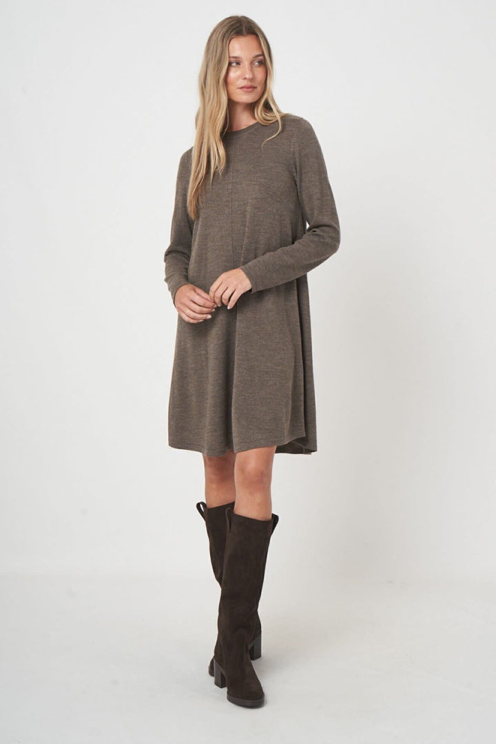 Vue portée robe en tricot évasée Repeat Cashmere rouge détail texture Valérie Simon
