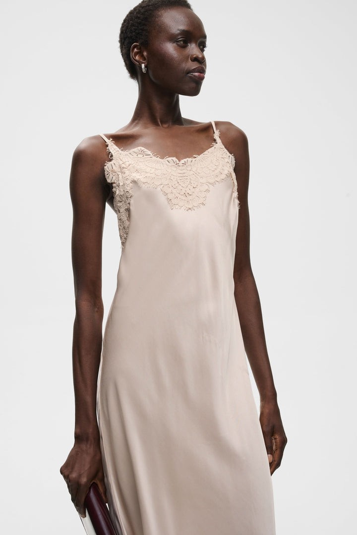 Robe midi Orah satinée à dentelle florale vue de face pour femme Inwear