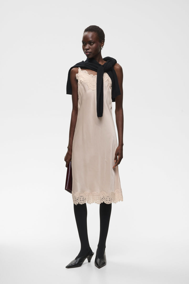 Robe midi satinée à dentelle florale vue de face pour femme Inwear