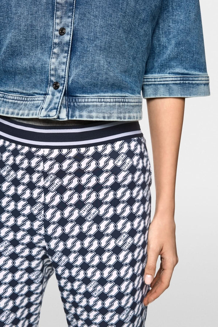Pantalon FREDERICA avec imprimé Cube graphique et taille élastique à rayures, associé à une veste en denim.