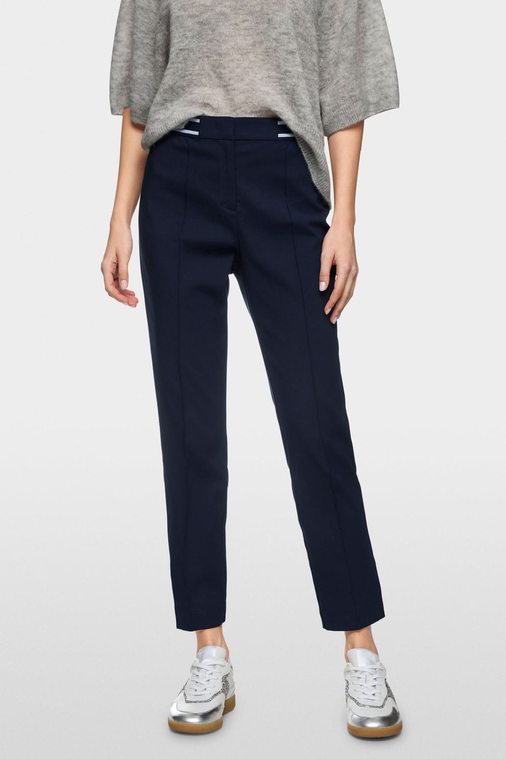 Pantalon SYDNEY en coton biologique, coupe slim, couleur navy, parfait pour des looks professionnels et modernes.