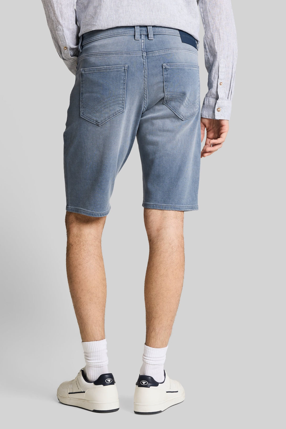 Vue côté short en jean bleu Tom Tailor pour homme avec cinq poches - Valérie Simon