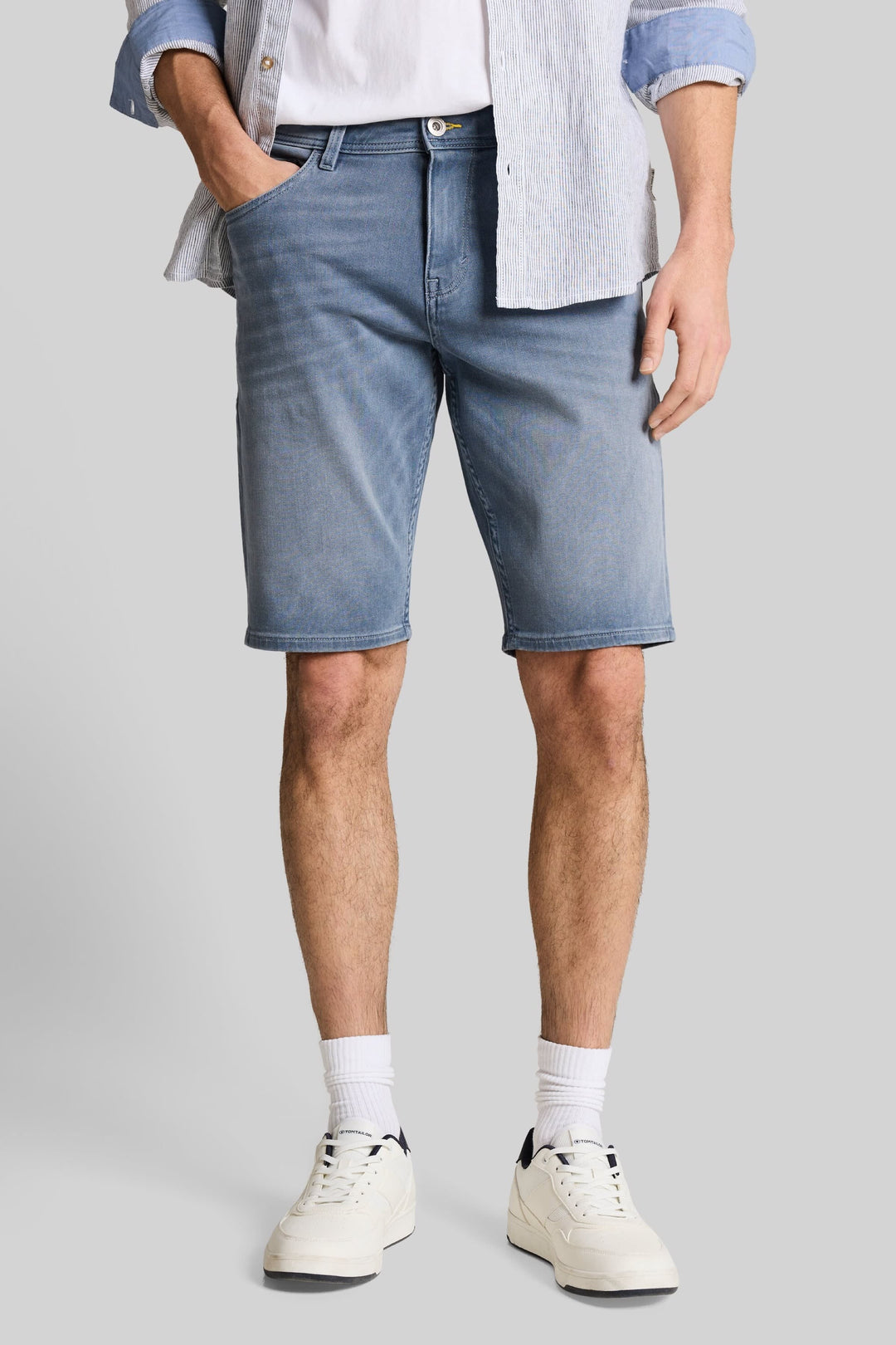 Vue de détail short en jean Tom Tailor pour homme bleu avec coutures apparentes - Valérie Simon