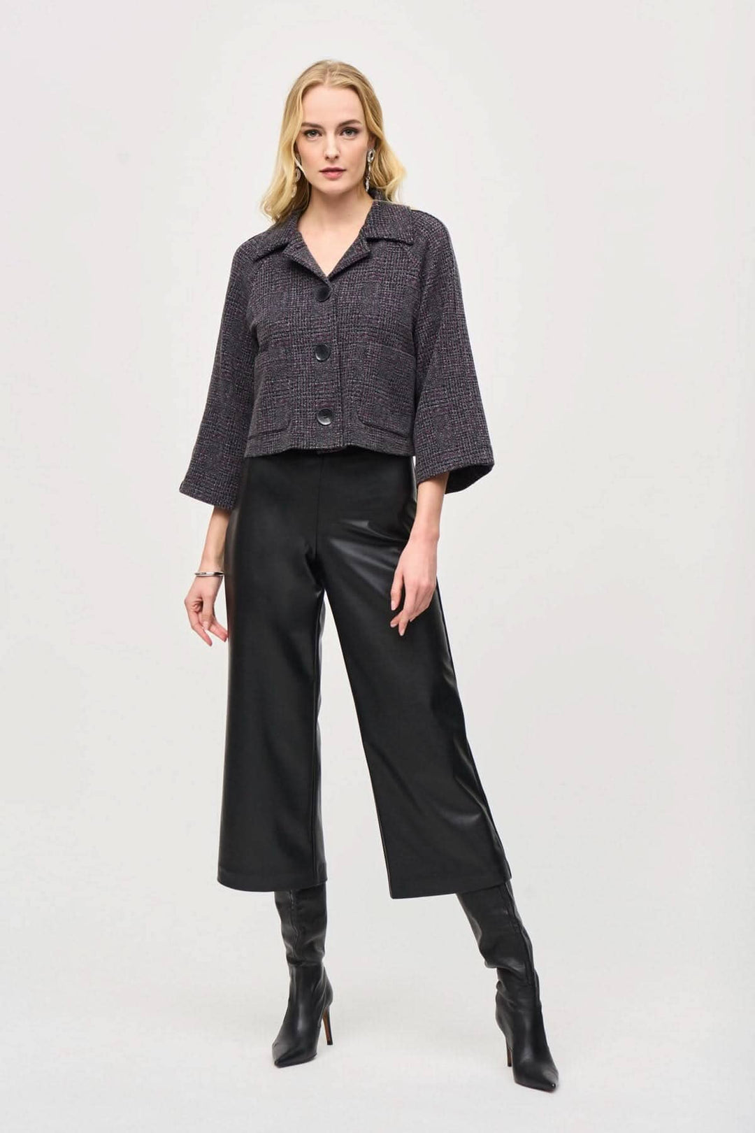 Femme portant un pantalon effet cuir noir 3/4 et une veste élégante, style moderne et chic.