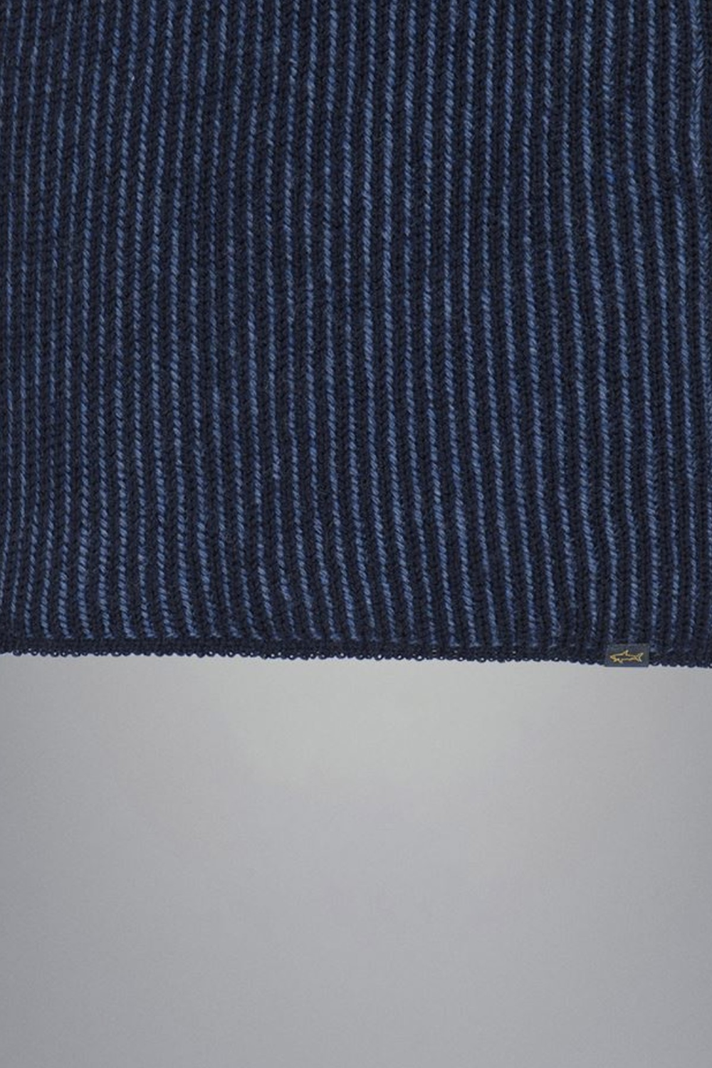 Écharpe en maille côtelée bicolore, texture douce avec un tricot fin rayé et étiquette tissée discrète.