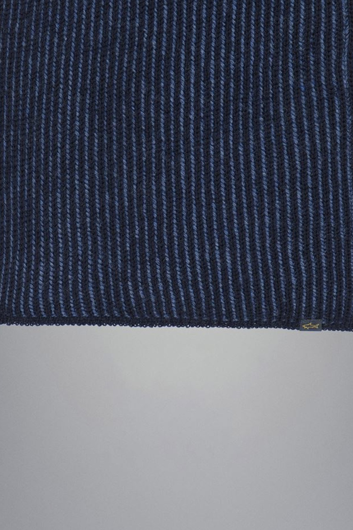 Écharpe en maille côtelée bicolore, texture douce avec un tricot fin rayé et étiquette tissée discrète.