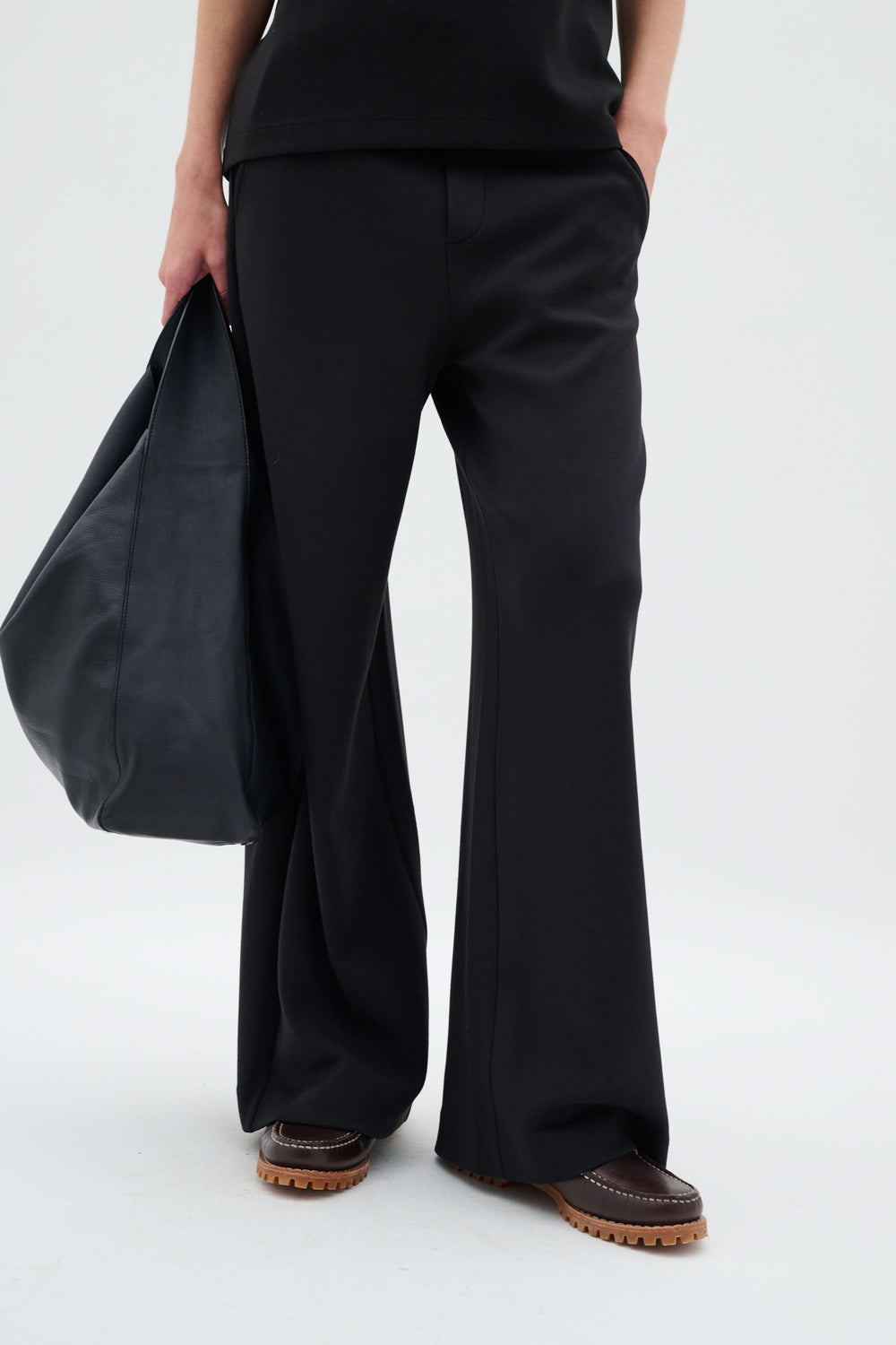 Pantalon Gincette à jambe large en jersey fluide, taille élastique, style décontracté, coloris noir.