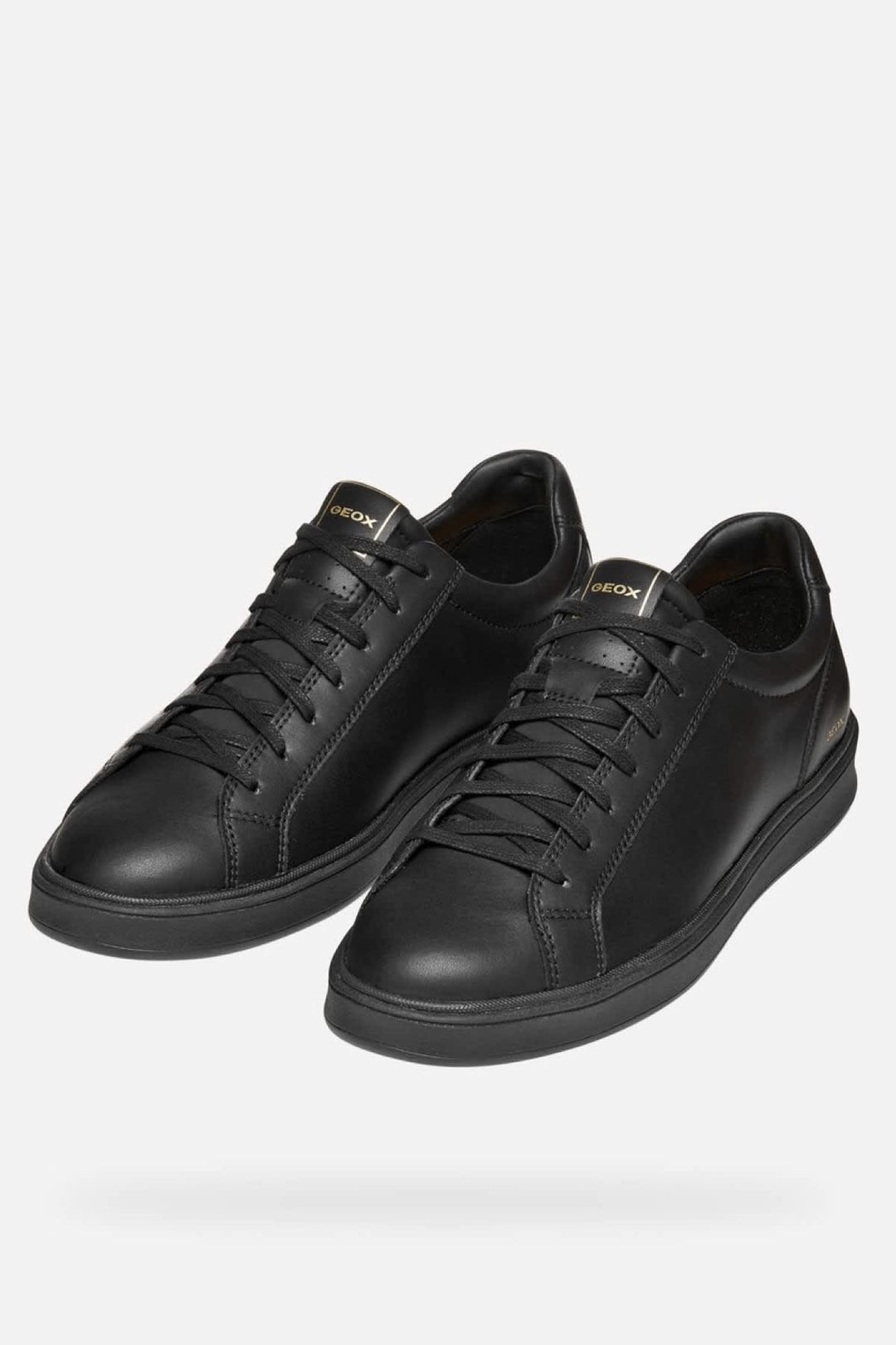Vue de côté sneaker en cuir noir Geox pour homme détails lacets - Valérie Simon