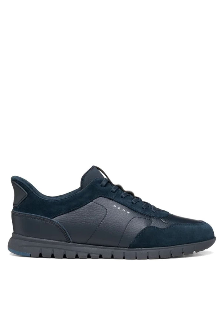 Vue latérale sneaker en cuir suédé bleu Geox pour homme avec détails perforés - Valérie Simon