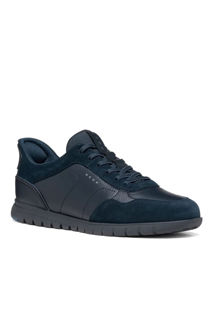 Vue de côté soulier sport en cuir suédé Geox pour homme marron avec détails perforés - Valérie Simon