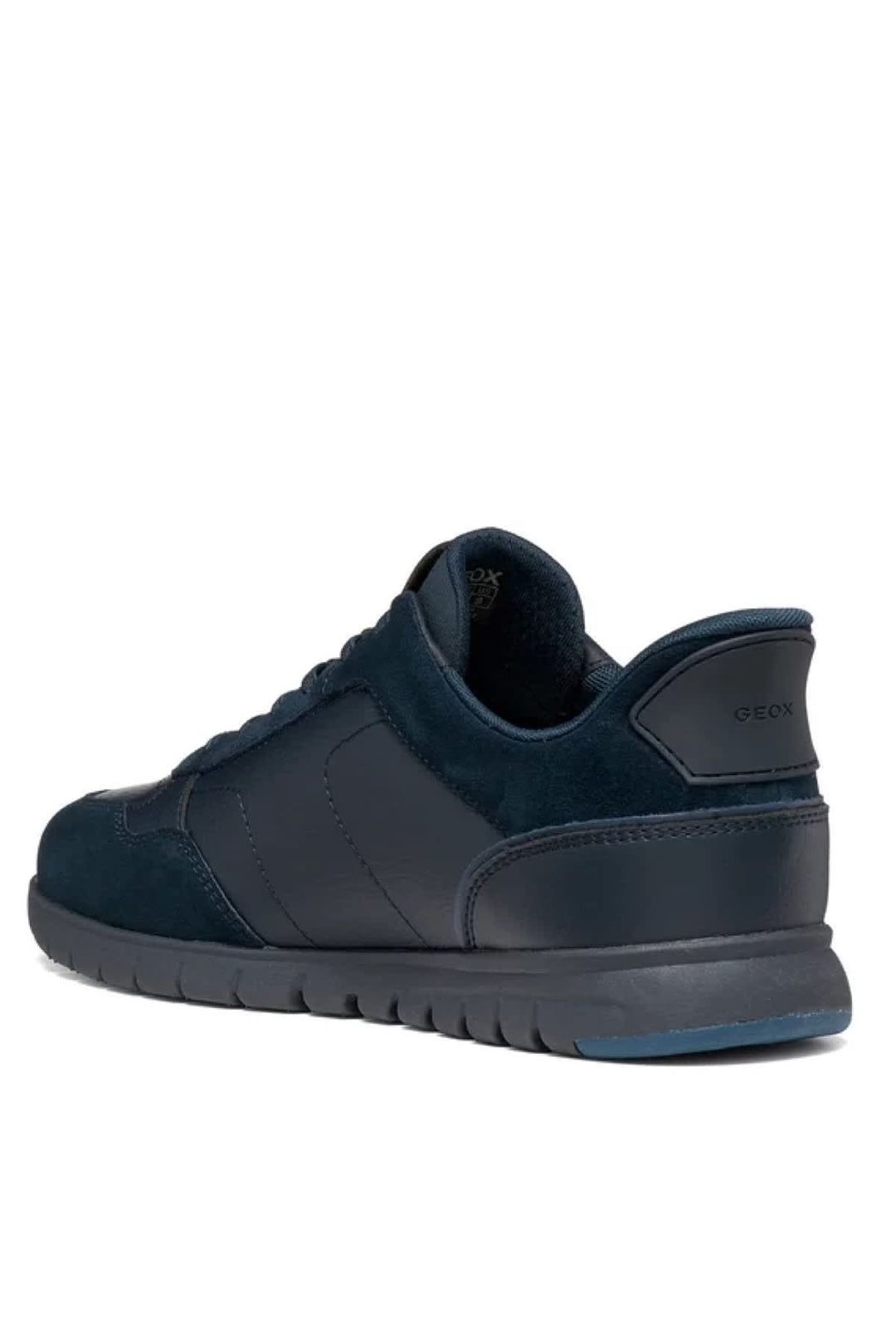 Vue de côté soulier Geox en cuir suédé marron pour homme avec logo visible - Valérie Simon