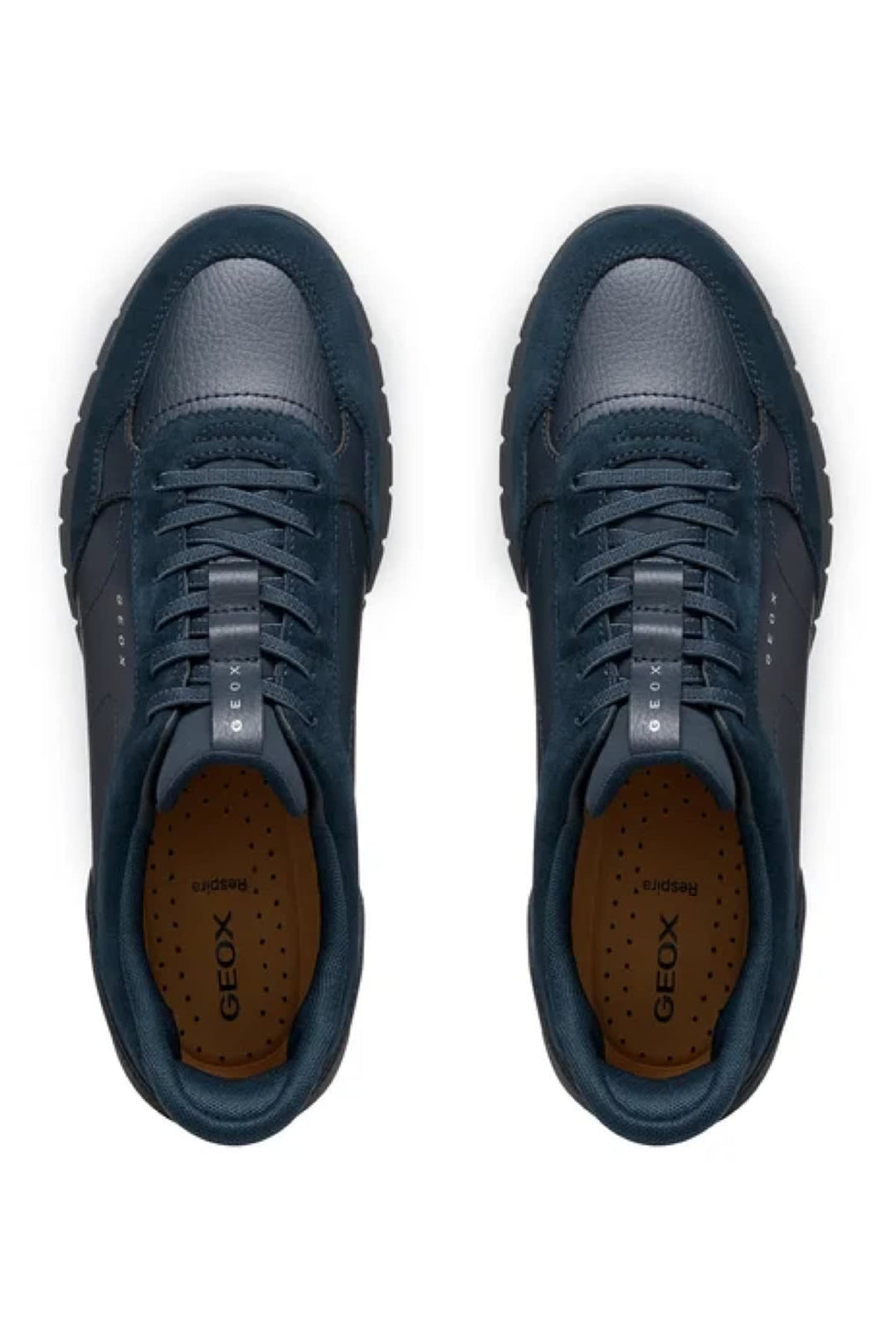 Vue latérale soulier sport en cuir suédé Geox pour homme gris avec semelle blanche et logo discret - Valérie Simon