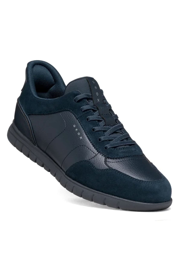 Vue de côté sneaker en cuir suédé Geox pour homme marron détails perforations - Valérie Simon