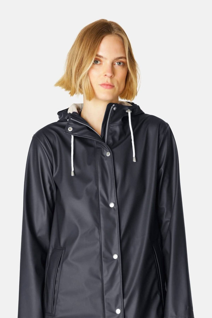 Imperméable élégant et imperméable avec capuche, idéal pour les jours de pluie.